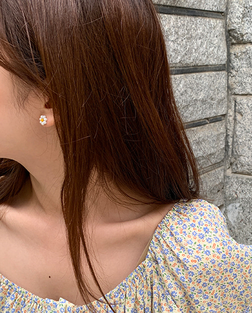 mini flower earring : white