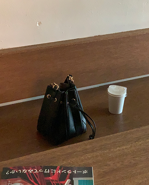string leather bag : black
